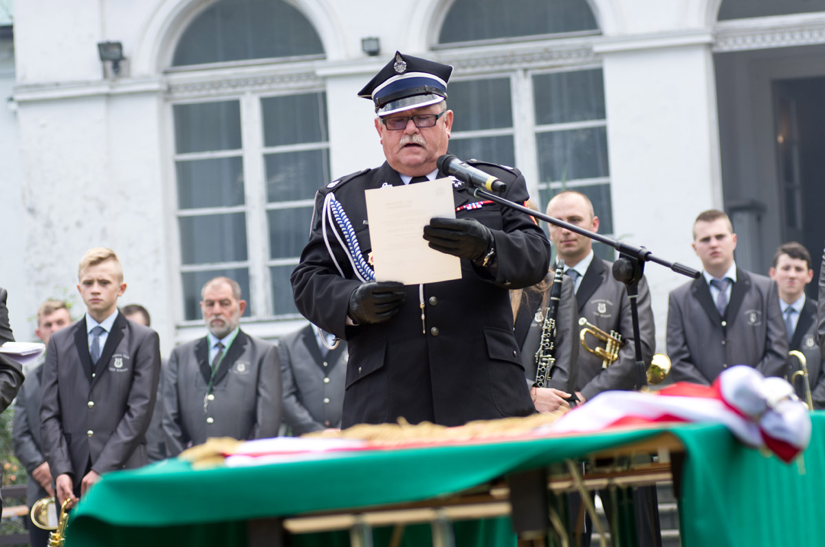 Akt nadania nowego sztandaru OSP Mogilany odczytuje prezes małopolskego związku Ochotniczych Straży Pożarnych Leszek Zięba