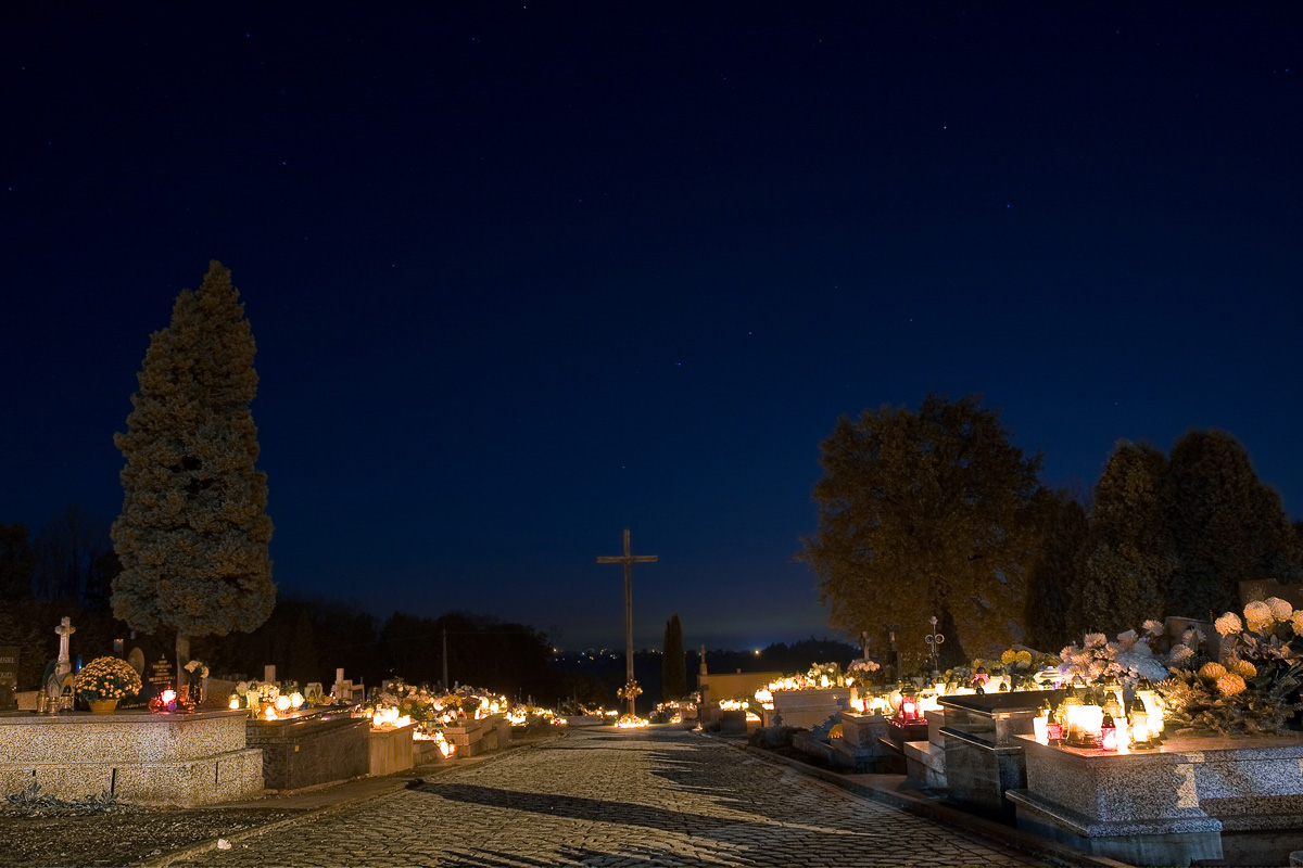 Cmentarz Mogilany - główna alejka z krzyżem, w tle Wielki Wóz