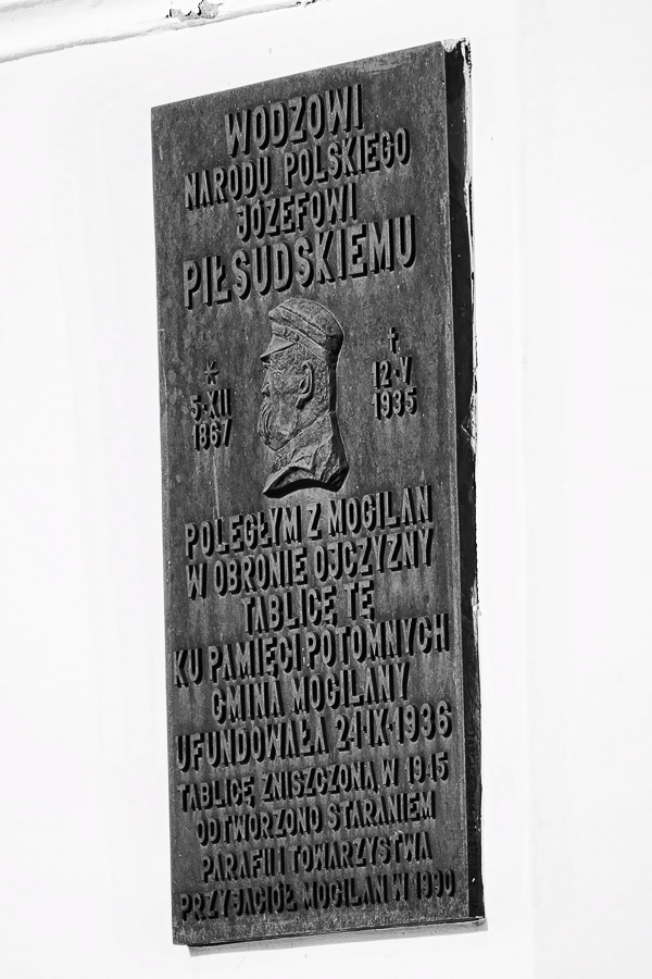 tablica pamiątkowa na dzwonnicy w Mogilanach