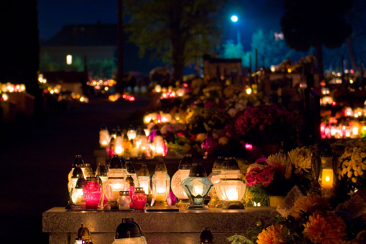 znicze na cmentarzu w Mogilanach nocą