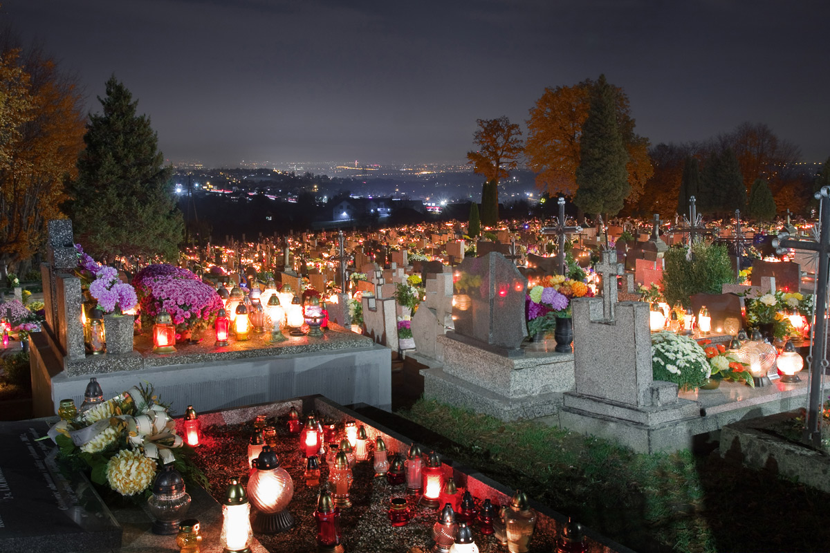 cmentarz w Mogilanach na tle Krakowa nocą