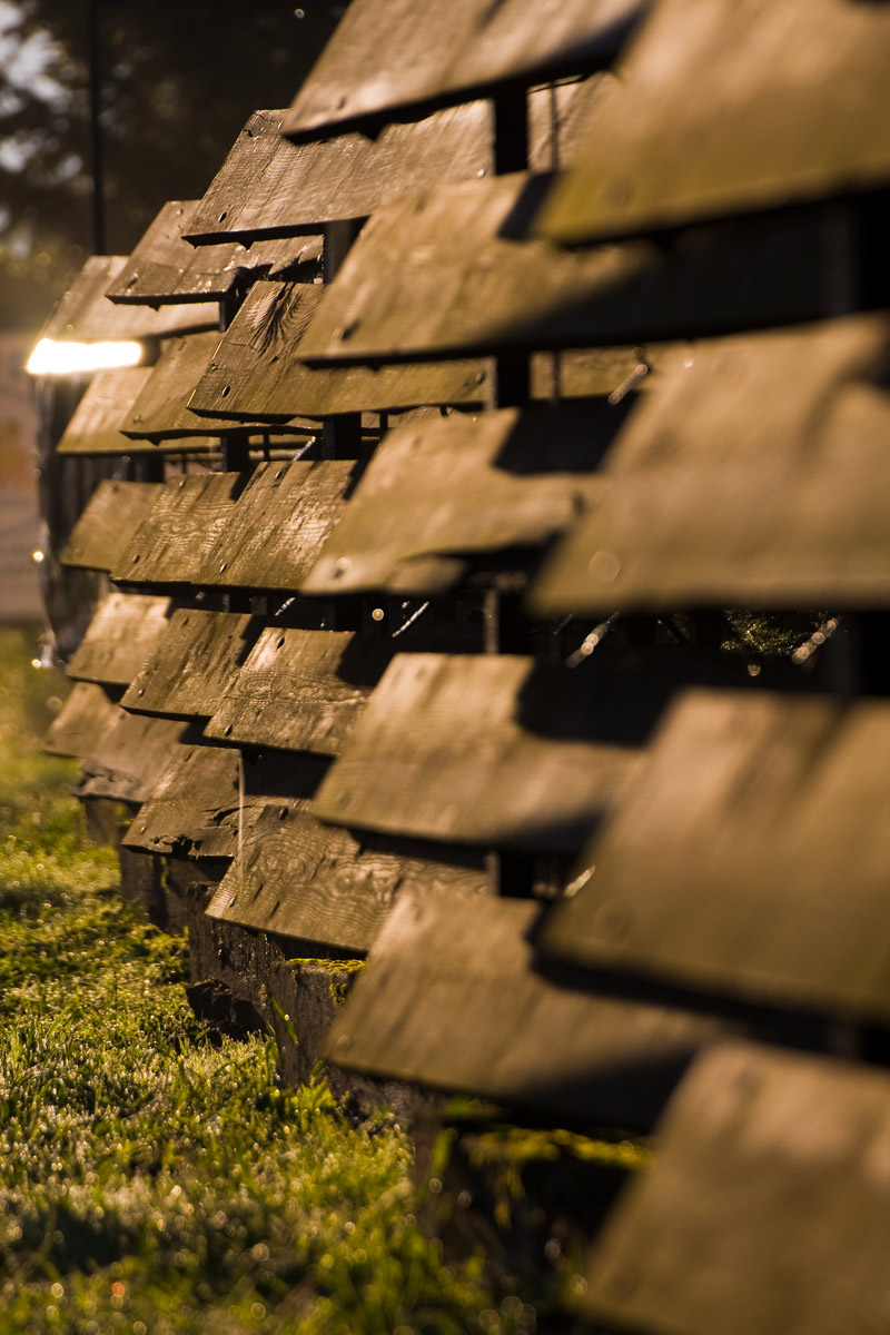 drewnane ogrodzenie o poranku na prowincji w miejscowości Mogilany