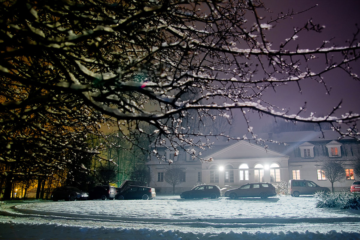 Dwór w Mogilanach zimą - podjazd od północy podczas akademii mieszkańców