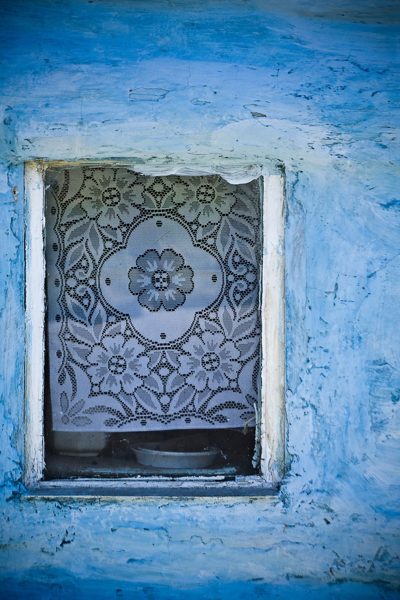 firanka w okienku wiejskiej chałupy w Mogilanach