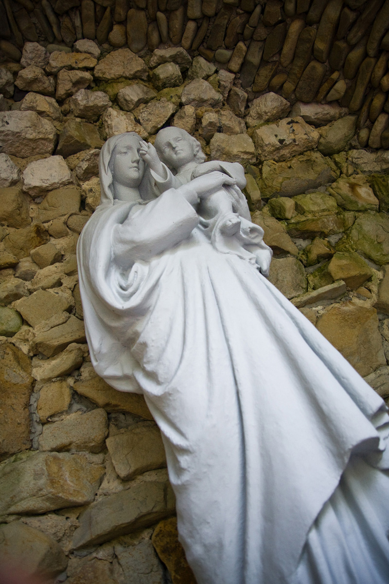 park w miejscowości Gaj - figura Matki Bożej w grocie na ścieżkach maryjnych przy kościele parafialnym