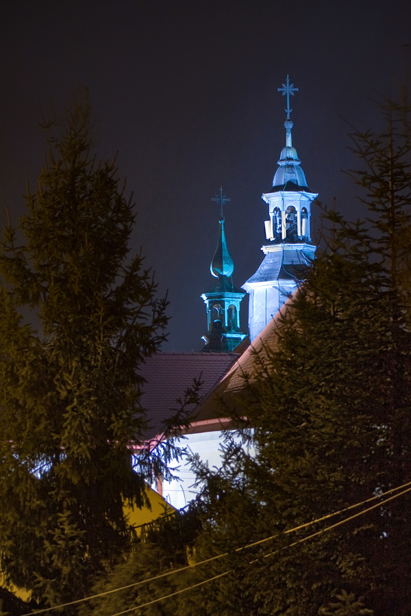 iglica kościół parafialny w Mogilanach nocą