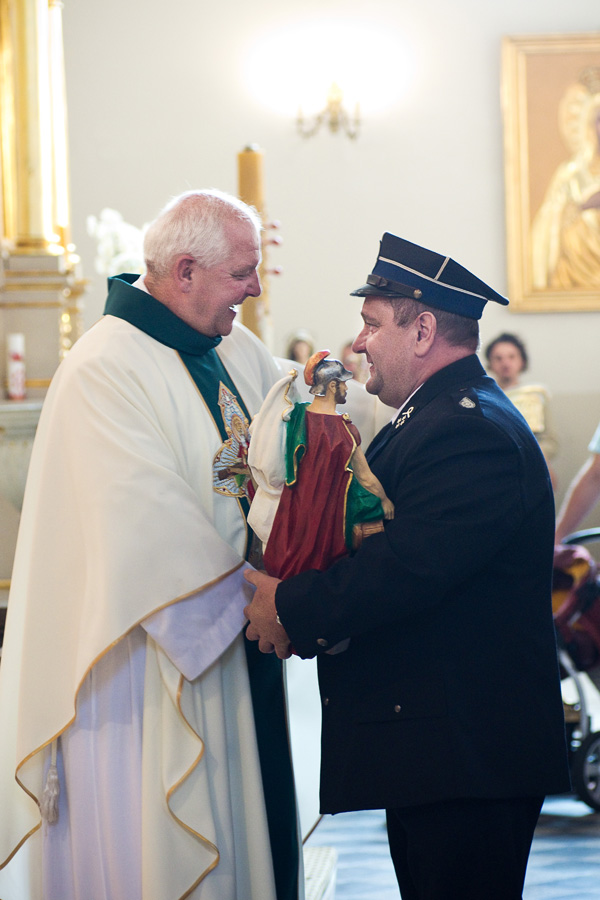 Ks. proboszcz Józef Milan przekazuje prezesowi OSP Mogilany tomaszowi Klimczykowi figurke św. Floriana