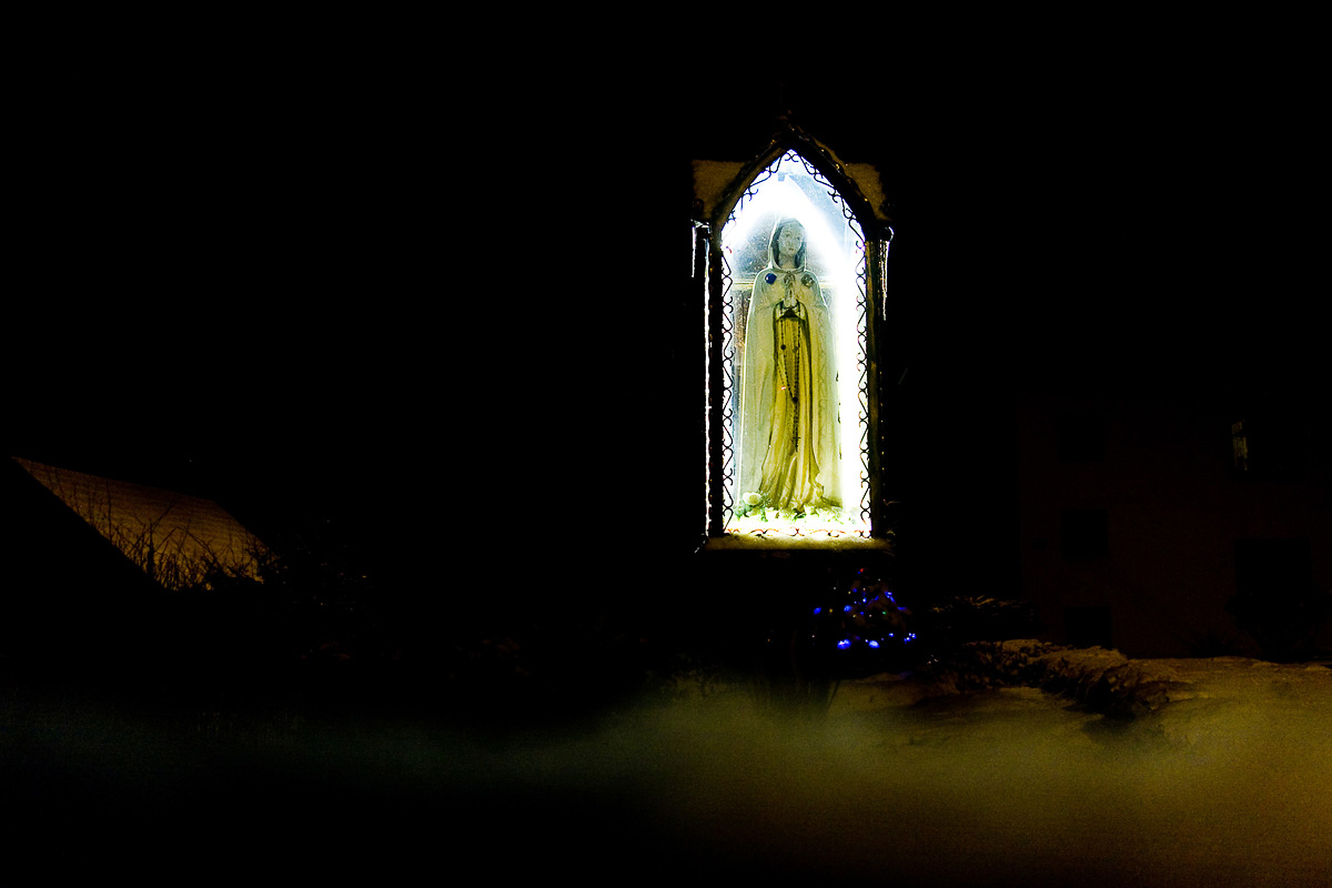 podświetlana kapliczka w Mogilanach