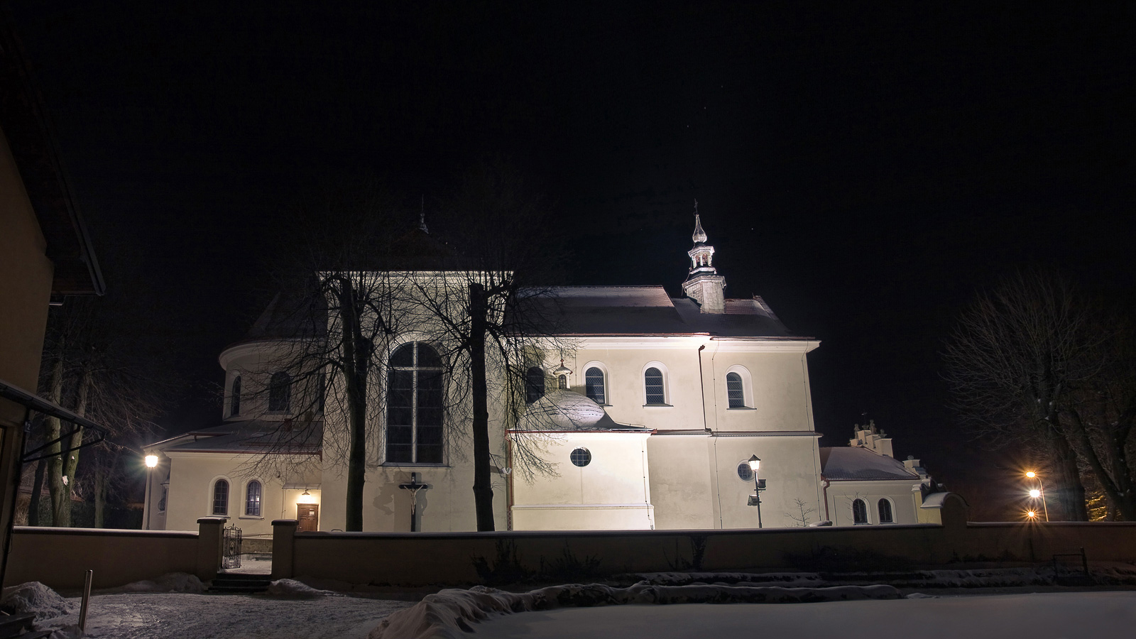 Kościół parafilalny św. Bartłomieja w Mogilanach zimą w nocy