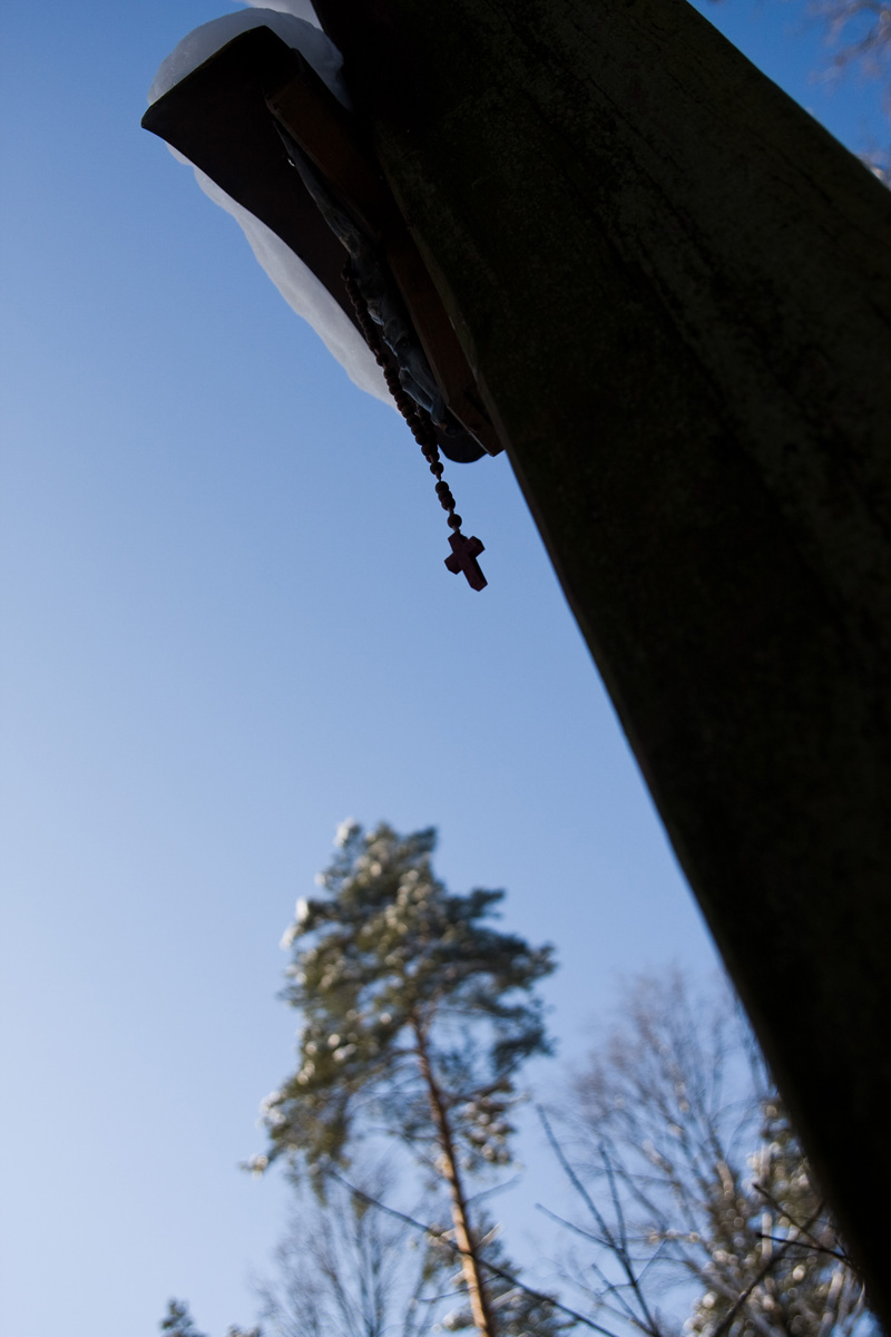 drewniany krzyż w Lesie Bronaczowa zimą