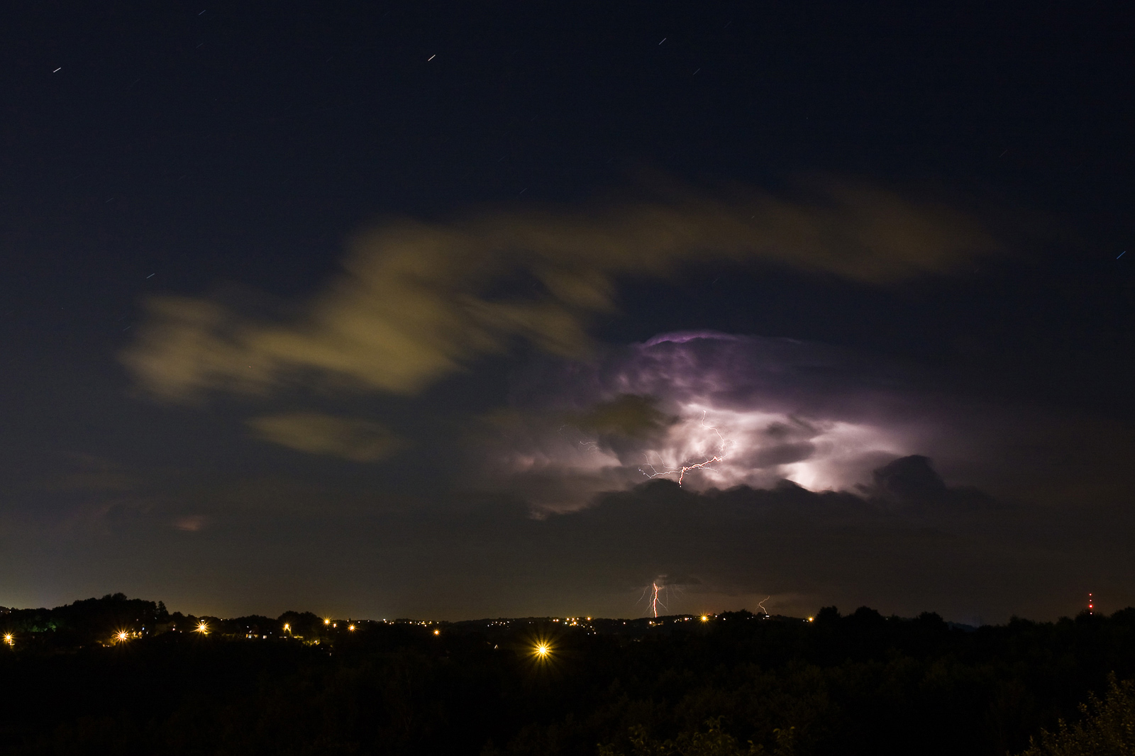 letnie burze nad Mogilanami w małopolskiem z wyładowaniami atmosferycznymi w chmurach