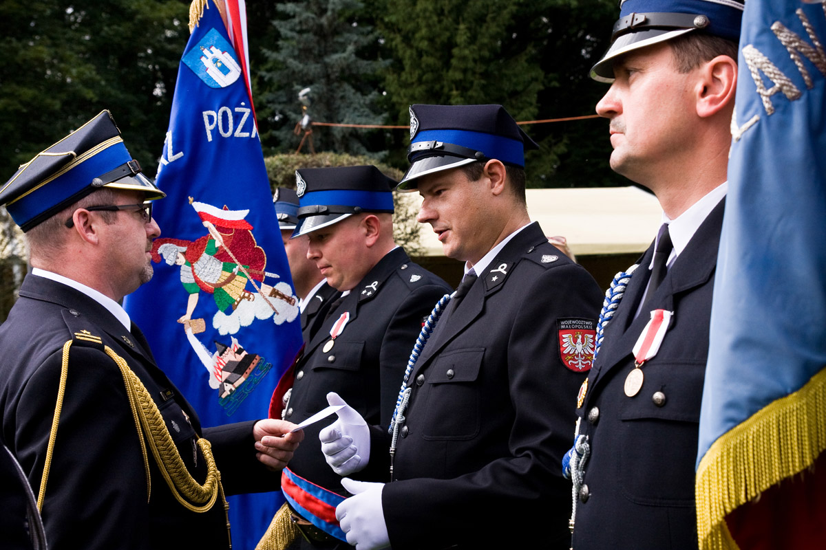 Odznaka Wzorowego Strażaka dla druha Marcina Gadochy z OSP Mogilany podczas jubileuszu 130 lat działania jednostki