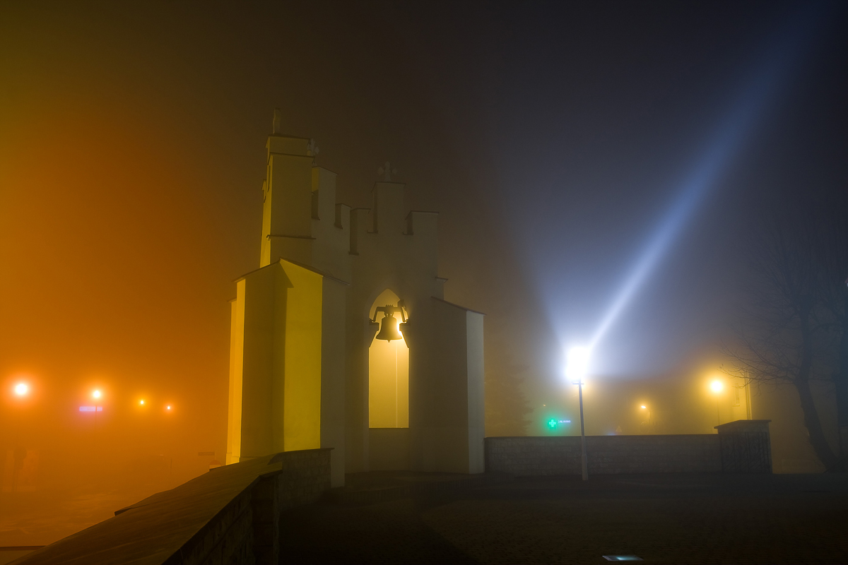 mgła wieczorna w Mogilanach przed kościołem parafialnym