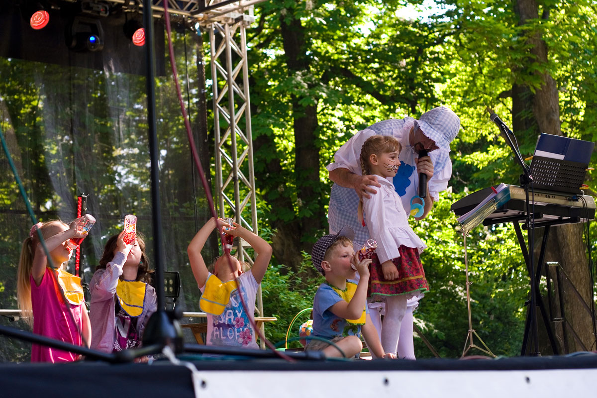 Majówka Mogilany 2012  r. - dzieci na scenie