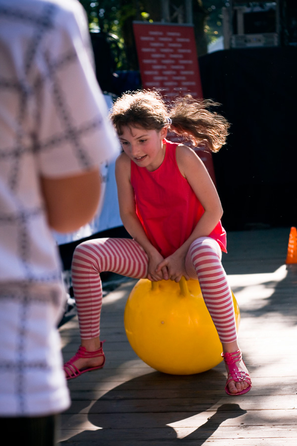 zabawy dzieci podczas Majówki w Mogilańskim Dworze 2012