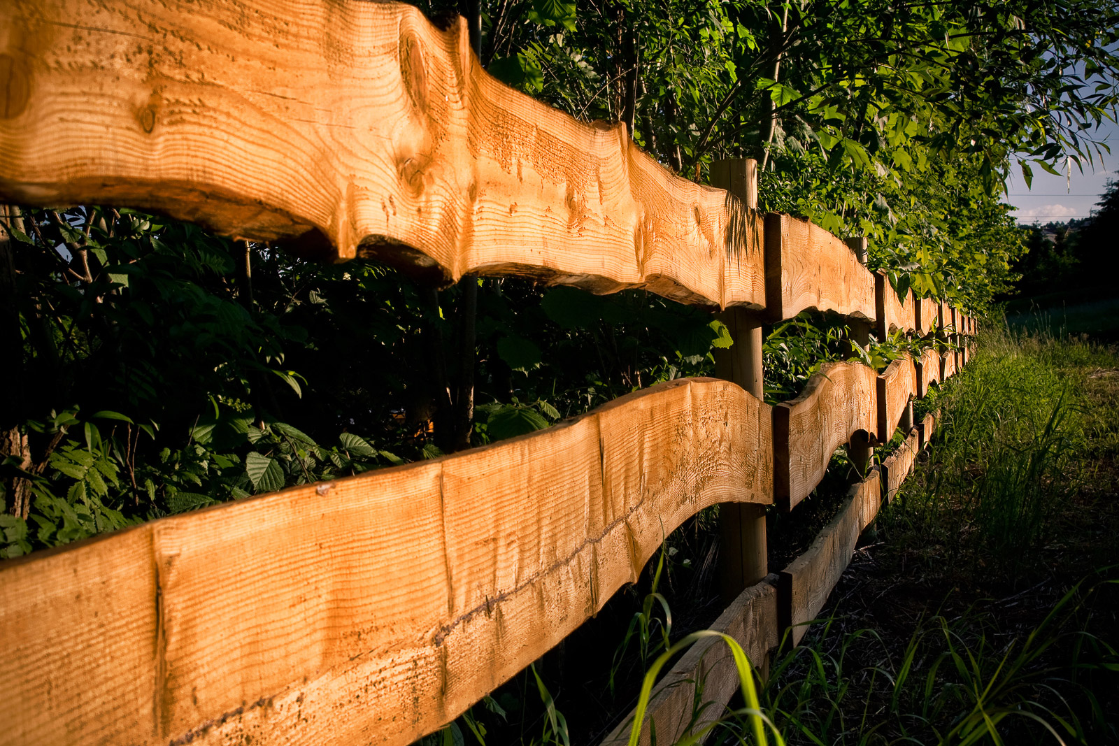 prowincjonalne drewniane ogrodzenie we wsi Mogilany w Małopolsce