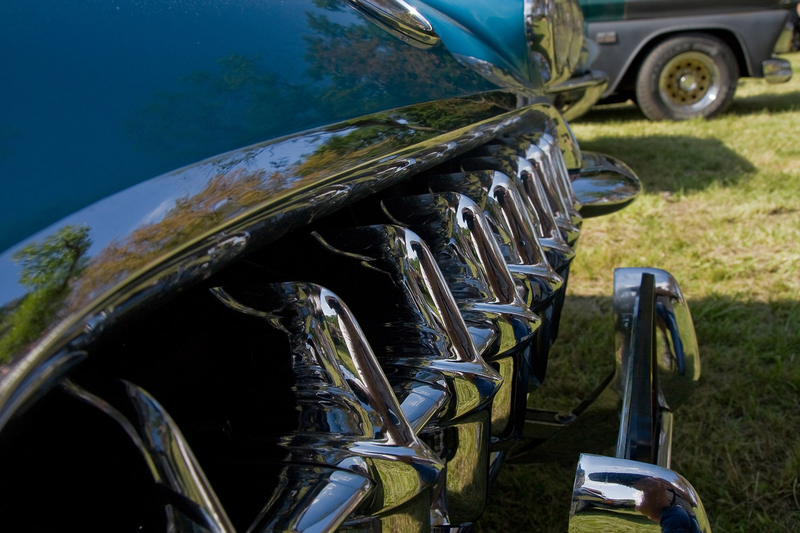 oldtimer grill with light reflections on the surface of the chrome details