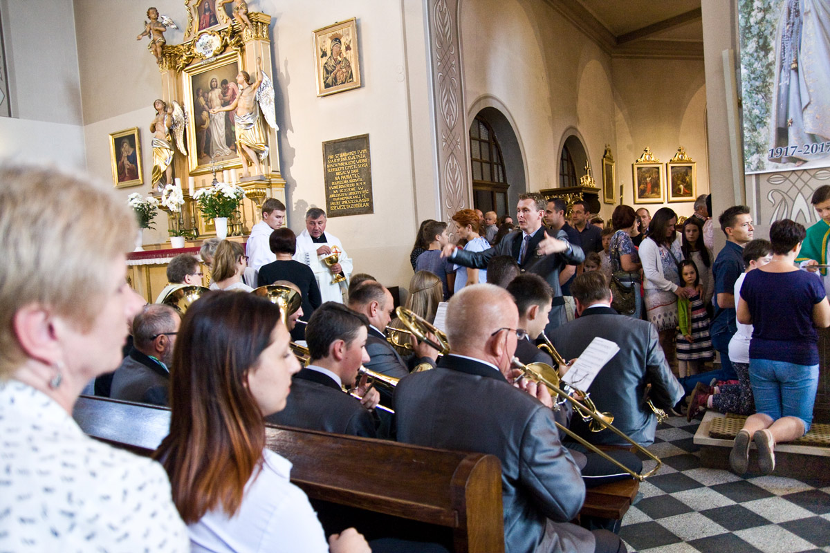 Orkiestra Dęta z Włosani w kościele w Mogilanach - 130 lat straży pożarnej