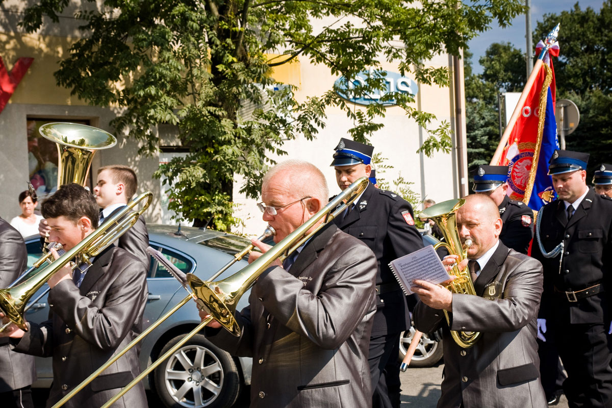 Orkiestra z włosani przed pocztem sztandarowym podczas przemarszu z kościoła so parku