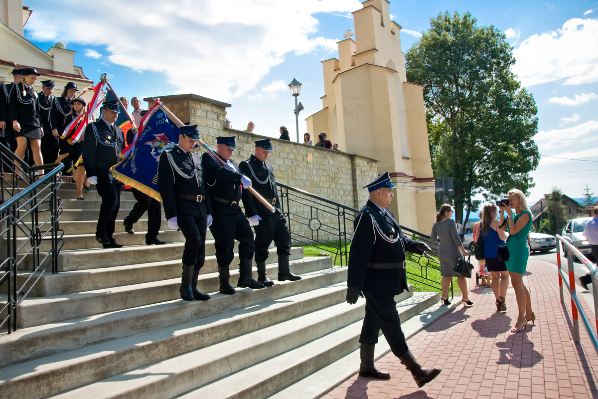wyjście pocztu flagowego OSP Mogilany z kościoła  - rocznica 130 lat jednostki
