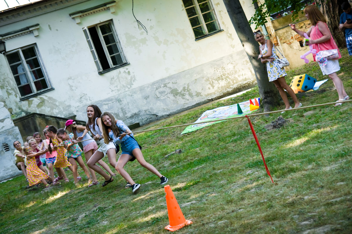 drużyna cziewczyn w konkursie przeciągania liny na pikniku w Mogilanach
