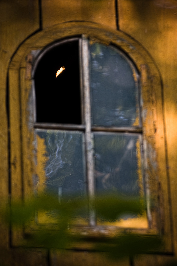 okno starej stróżówki w Konarach