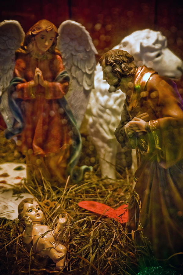 figurki w szopce bożonarodzeniowej przy kościele w Mogilanach