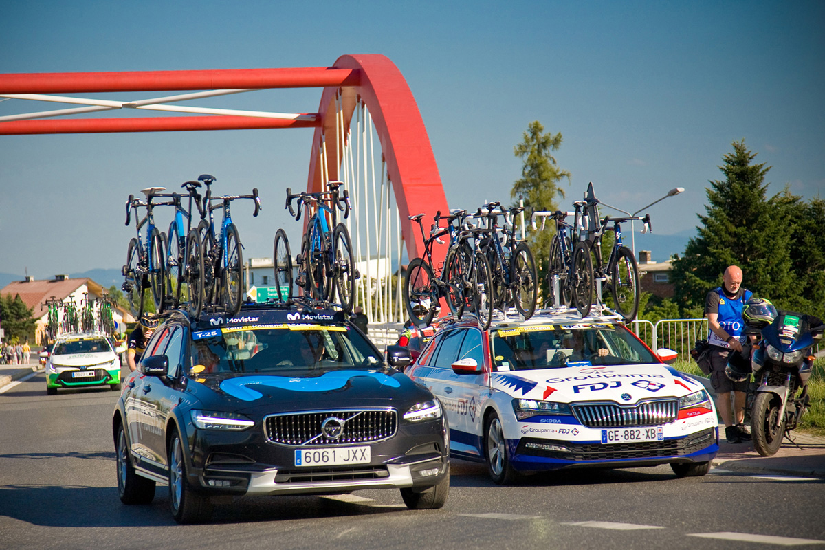 przejazd po wiadukcie w Mogilanach teamów kolarskich Tour de Pologne 2022