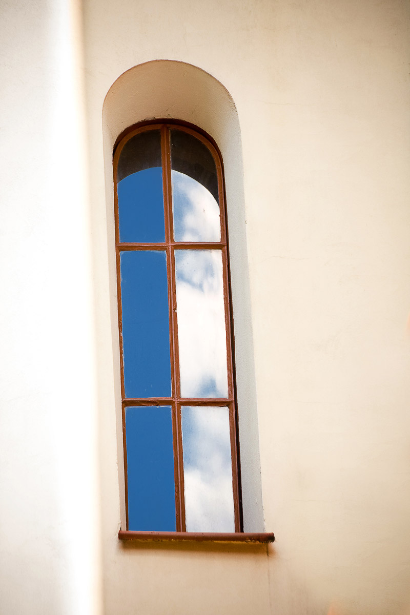 wąskie okno kościelne