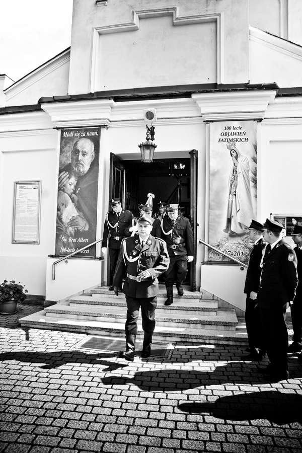 Wyście z kościoła honorowej asysty sztandaru OSP Mogilany pod dowództwem druha Mirosława Surówki