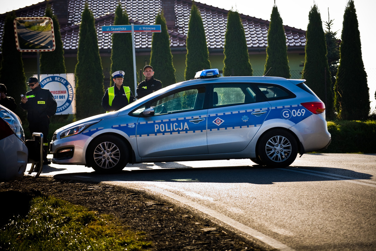 przekierowanie ruchu i zabezpieczenie trasy biegu Niepodległości Skawina - Mogilany przez radiowóz policyjny