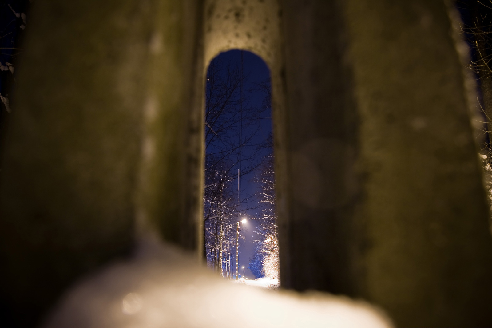 zima w Mogilanach nocą - widok z perspektywy słupa