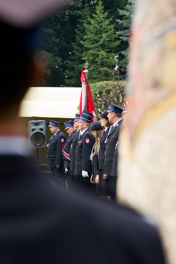Mogilańscy druhowie na baczność podczas ceremonii nadania i przekazania nowego sztandaru od mieszkańców na 130-lecie działalnosci OSP w Mogilanach