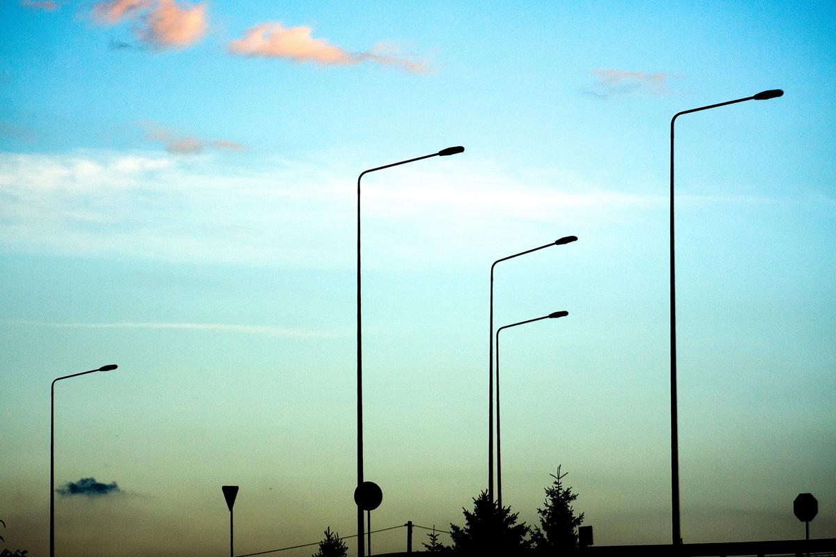 lampy uliczne koło wiaduktu w Mogilanach