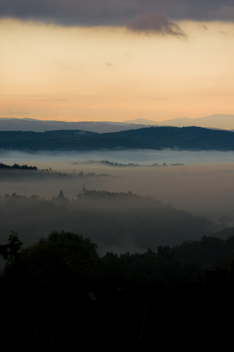 Włosań i Głogoczów z Bozyną i Czarnym lasem w porannej mgle