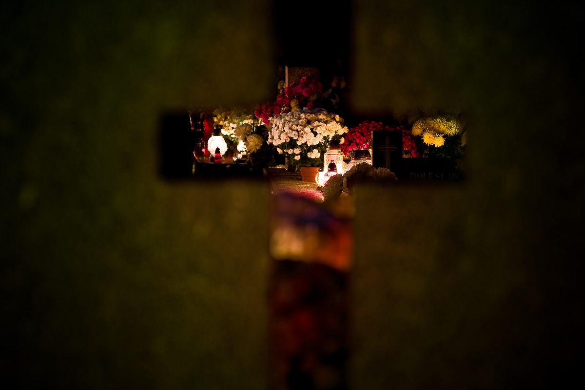 Krzyż na cmentarzu nocą