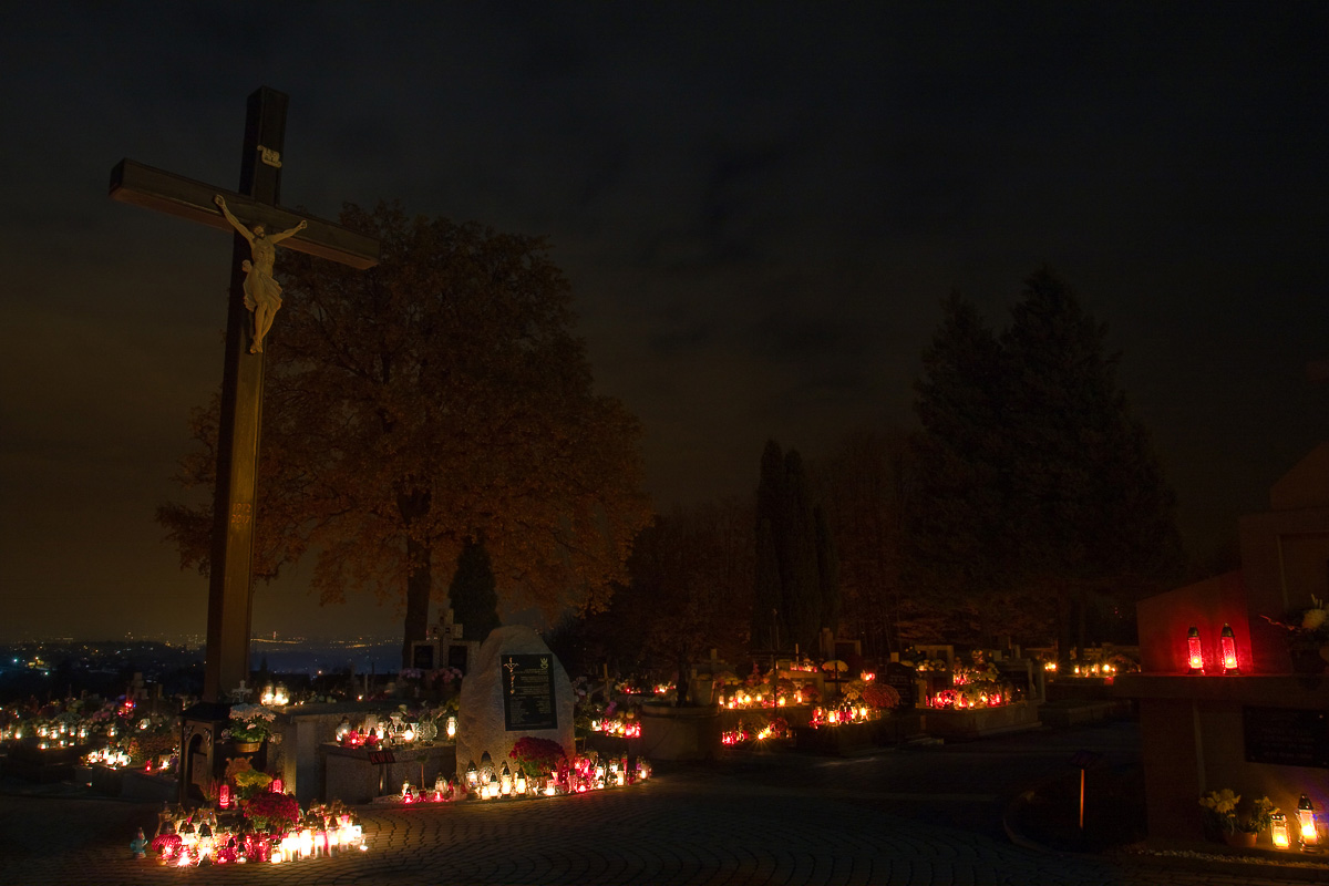 cmentarz parafialny w Mogilanach nocą