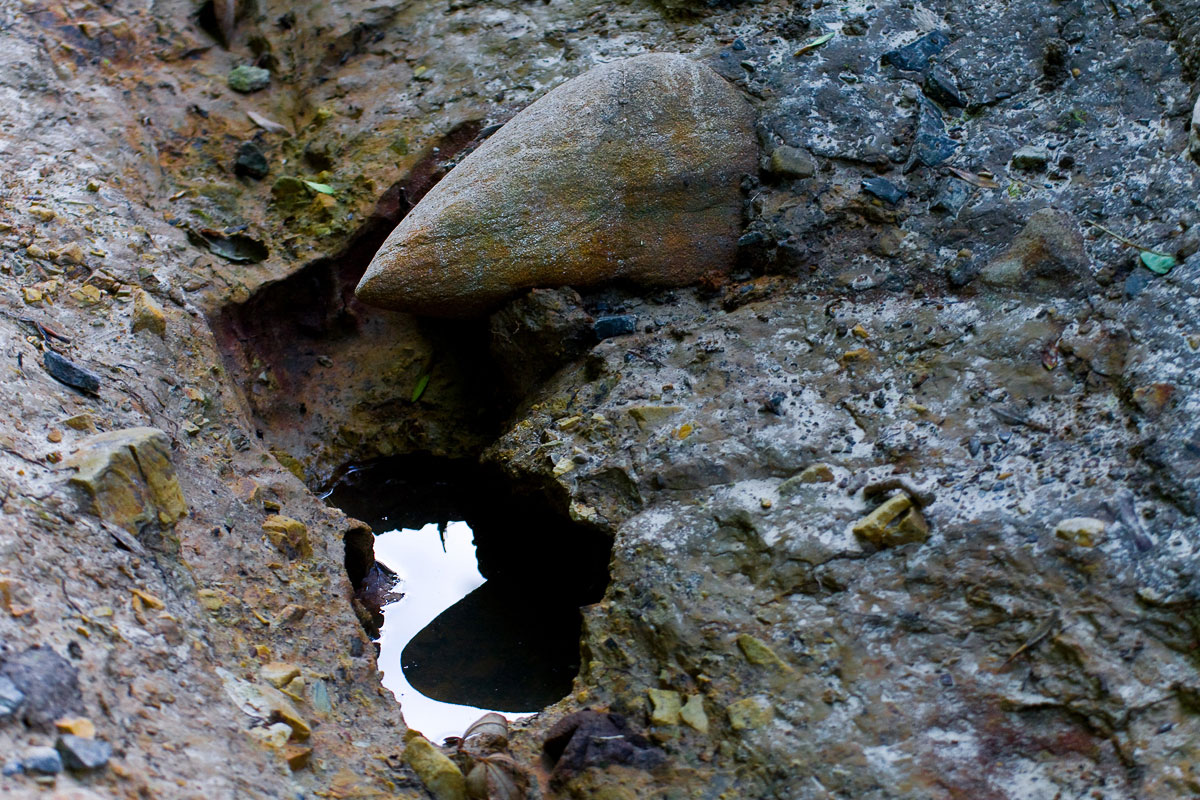 kamień na podmytej drodze do Dębiny