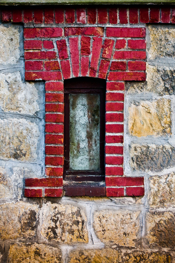 element architektoniczny dworu w Konarach - ozdobne obramowanie zaślepionego okna