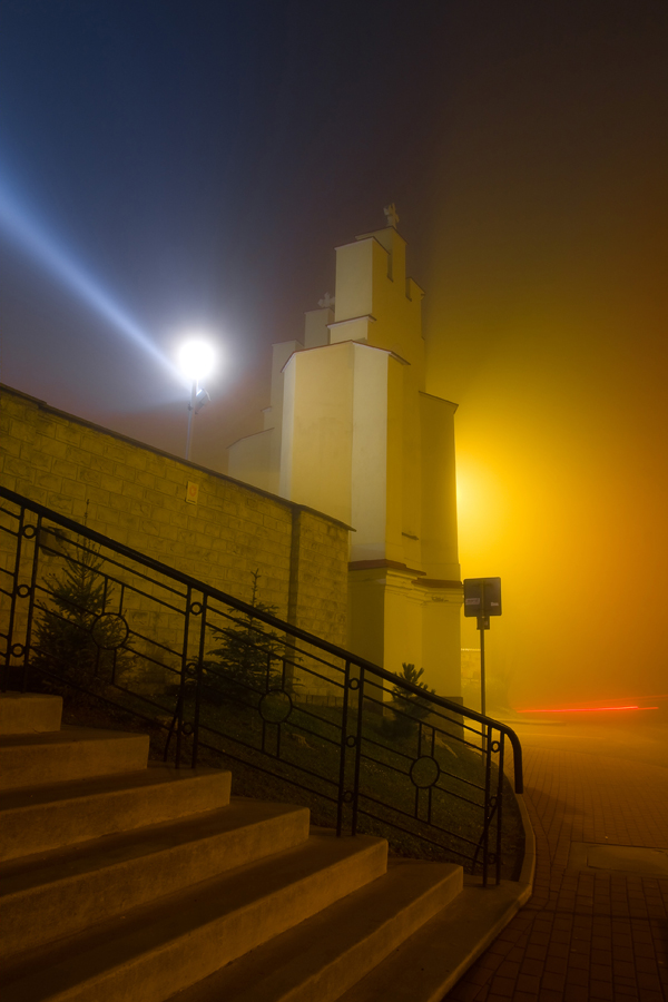 dzwonnica przykościelna w Mogilanach nocą we mgle