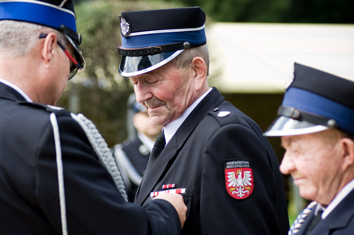 Druh Franciszek Gąsior odznaczony za 40 lat służby w OSP Mogilany podczs udoczystości 130-lecia straży pożarnej w mogilanach