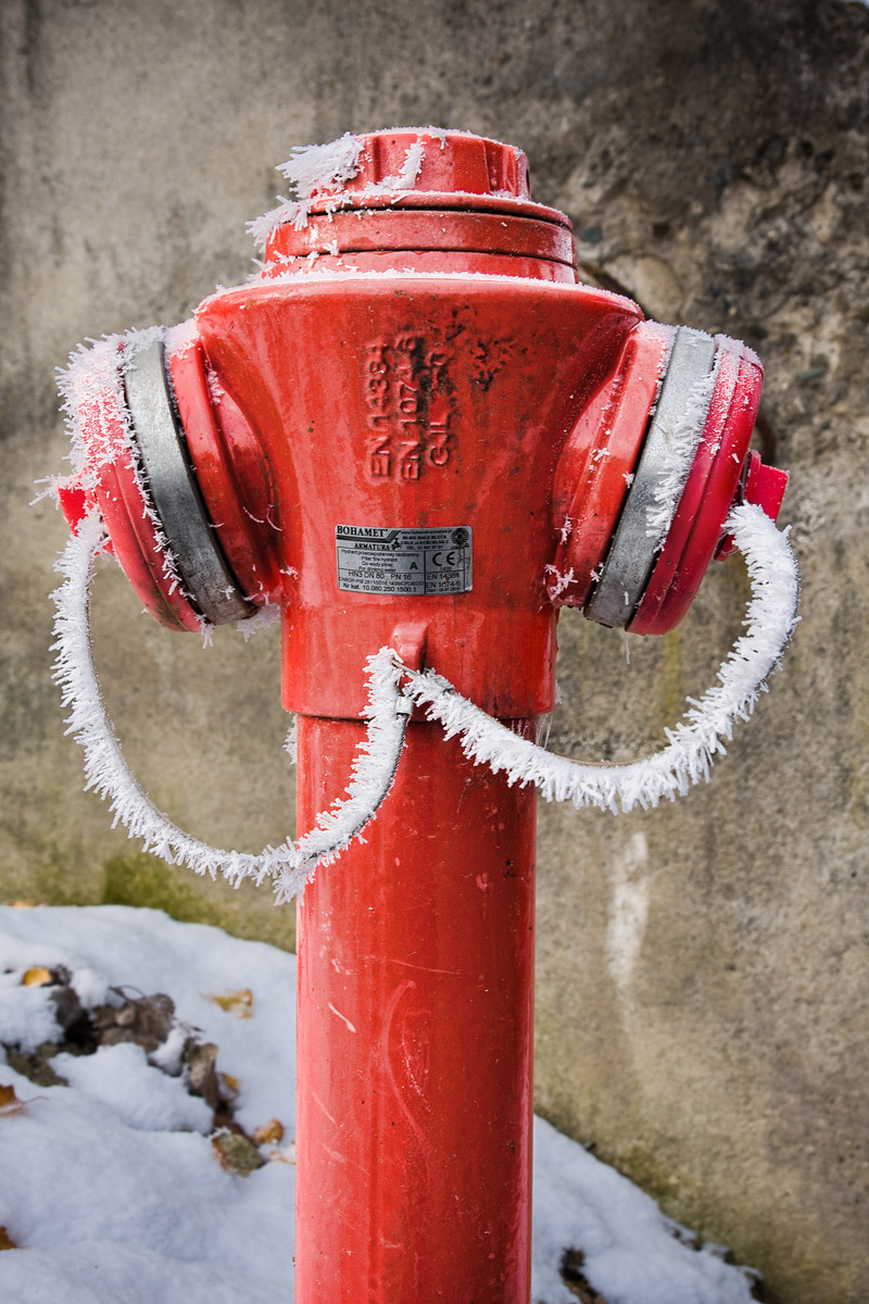 szron na plombie hydrantu w Mogilanach zimą