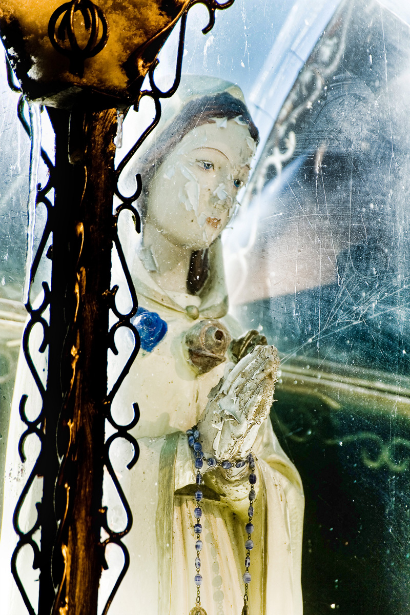 figurka maryjna nastrojowo podświetlona - kapliczka w Mogilanach