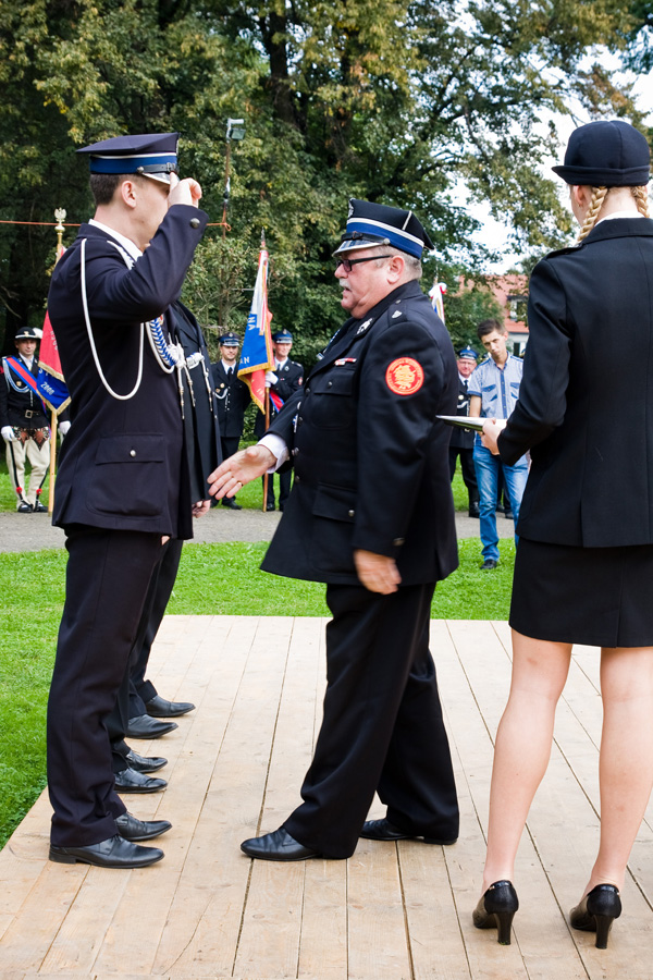 Gratulacje od prezesa Leszka zięby dla strażaków z Mogilan za medalową służbę