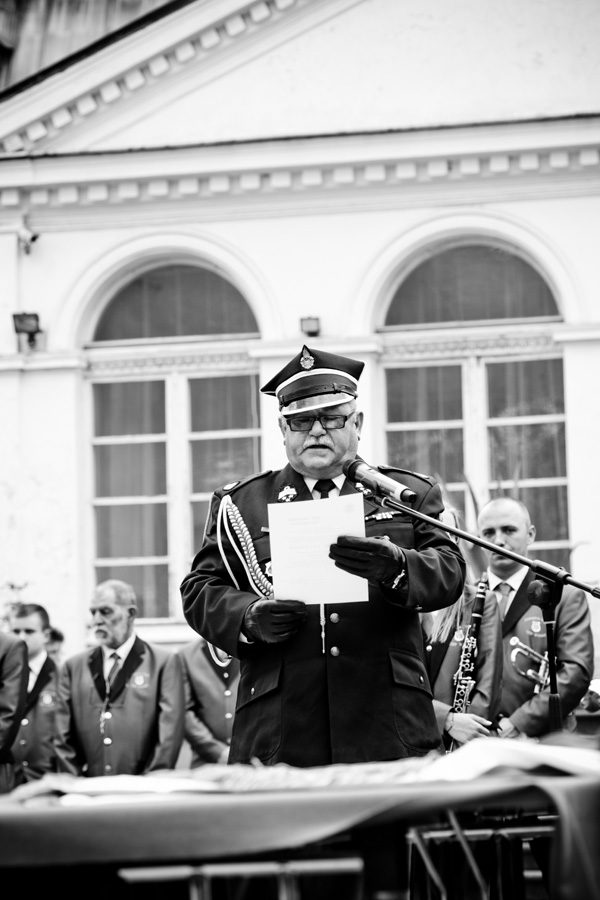 Leszek Zięba odczytuje akt nadania nowego sztandaru dla OSP Mogilany podczas obchodów 130-lecia jednostki pożarniczej