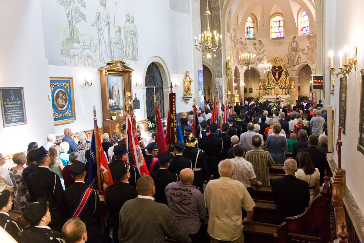 Uroczysta msza św. w kościele parafilalnym w Mogilanach z okazji jubileuszu 130-lecia OSP Mogilany
