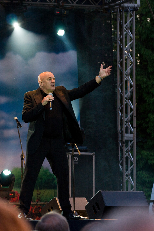 Marcin Daniec na scenie podczas majówki w mogilańskim Dworze 2017