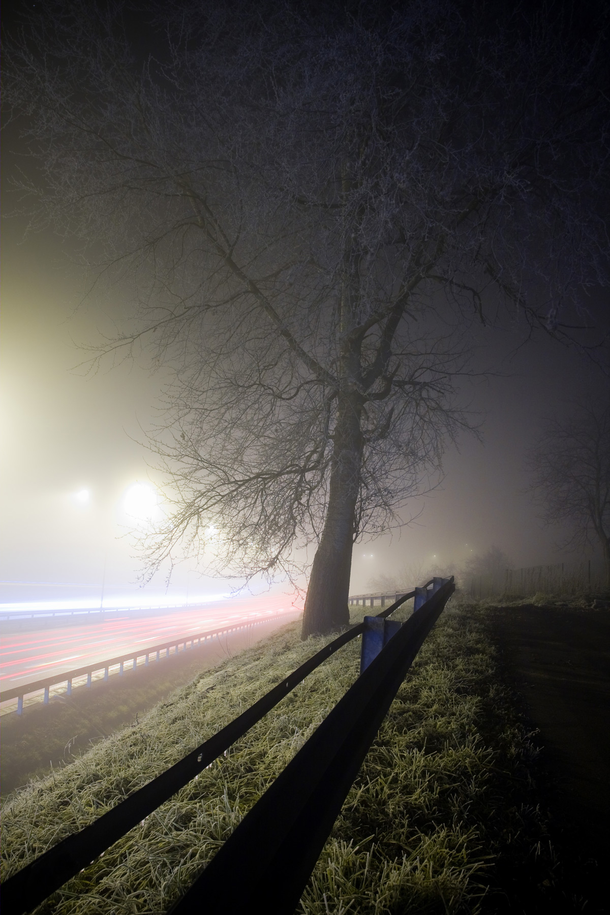 mogilany nocą późną jesienią przy Zakopiance - szron i mgła 