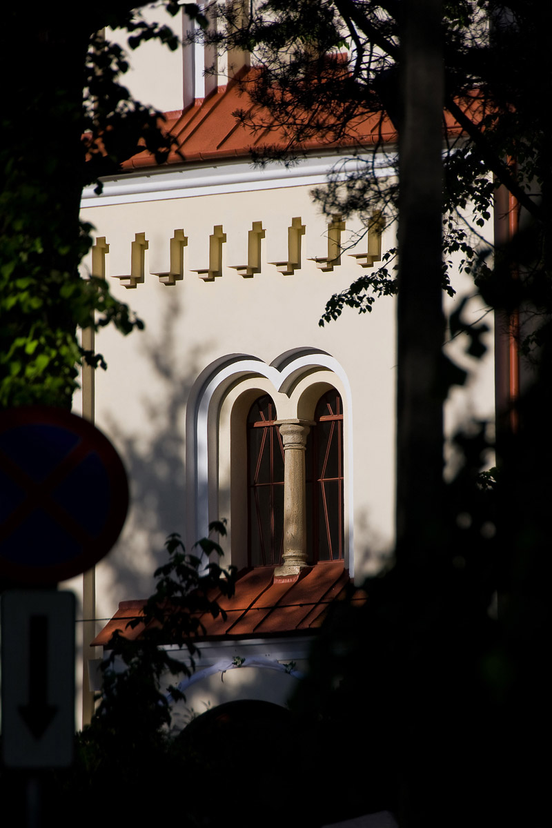 okno wsparte kolumną nad wejściem głównym kościoła w Gaju