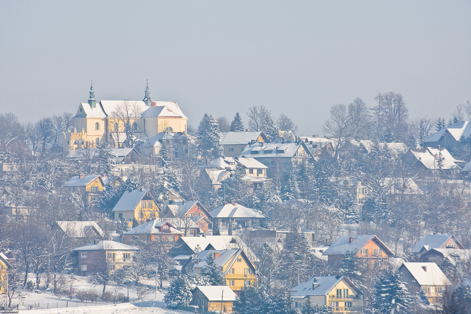 panorama zimowa Mogilany z kościołem